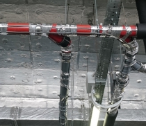 Укладка греющего кабеля на трубу SML в процессе монтажа